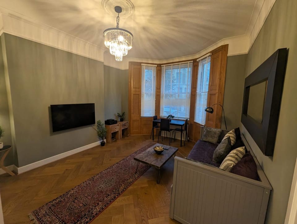 Communal lounge/ TV room, TV and multimedia, Living room, Seating area