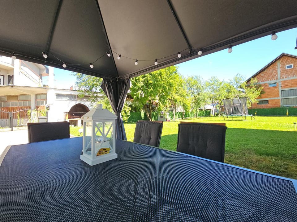 Property building, Patio, Spring, Day, Garden, Dining area, Garden view