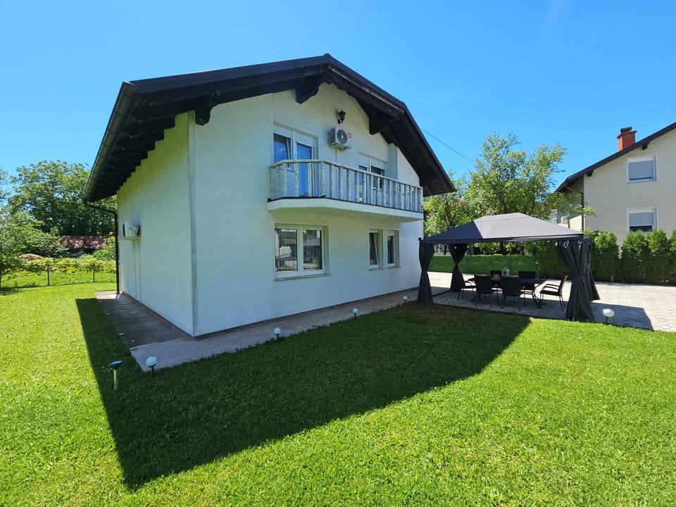 Property building, Patio, Day, Garden, Garden view
