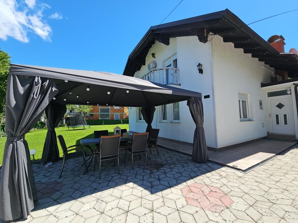 Property building, Patio, Day, Garden, Balcony/Terrace, Dining area, Garden view, furniture