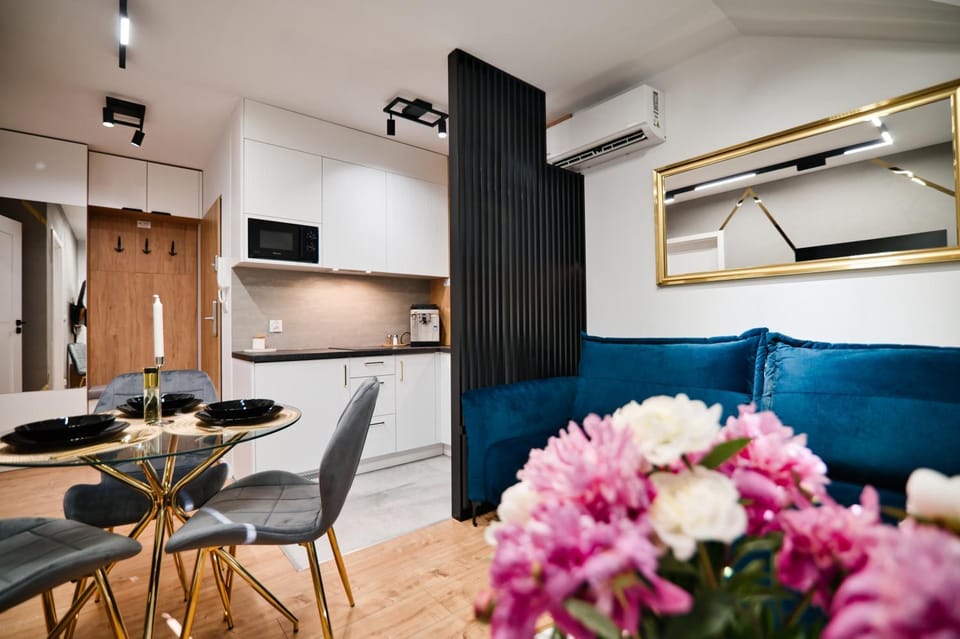 TV and multimedia, Kitchen or kitchenette, Living room, Seating area, Dining area