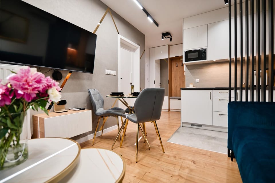 TV and multimedia, Kitchen or kitchenette, Living room, Seating area, Dining area