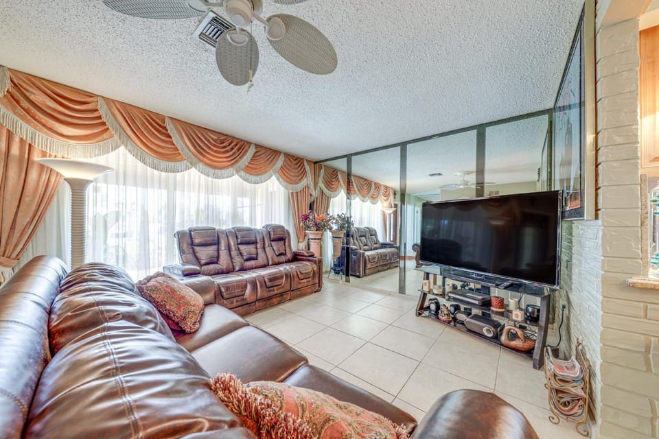 < 4 Mi to Hard Rock Stadium: Miramar Home w/ BBQ! House in Hollywood