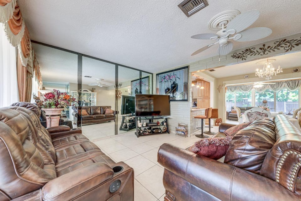 < 4 Mi to Hard Rock Stadium: Miramar Home w/ BBQ! House in Hollywood