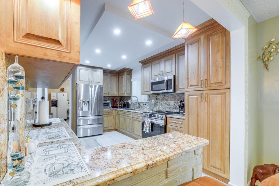 < 4 Mi to Hard Rock Stadium: Miramar Home w/ BBQ! House in Hollywood