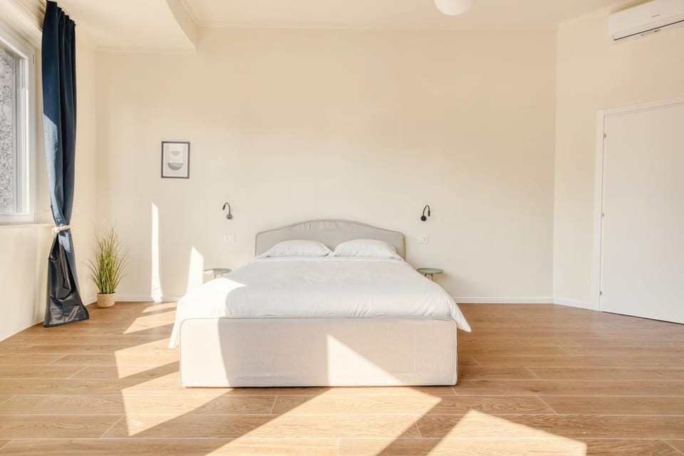 Bed, Living room, Photo of the whole room, Bedroom, air conditioner