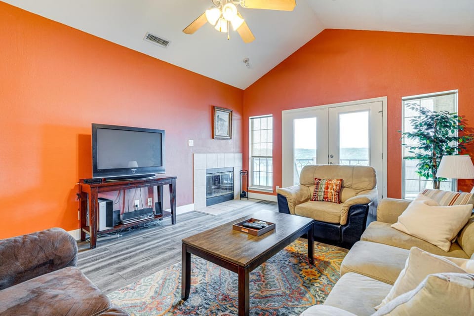 Community Perks Scenic Lake Travis Getaway! Apartment in Lago Vista