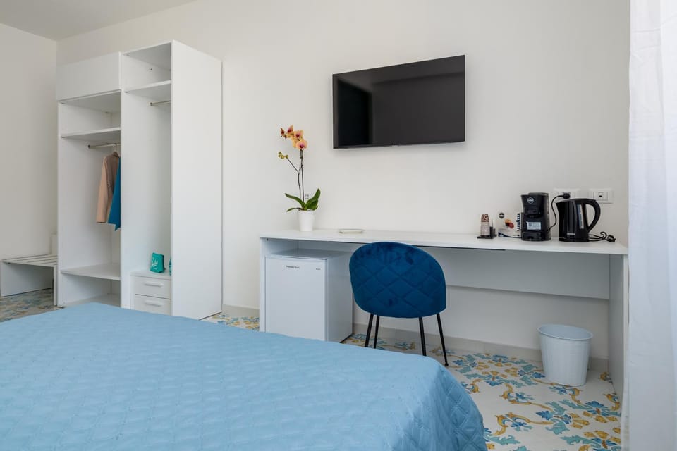 Bed, TV and multimedia, Coffee/tea facilities, Photo of the whole room, Bedroom