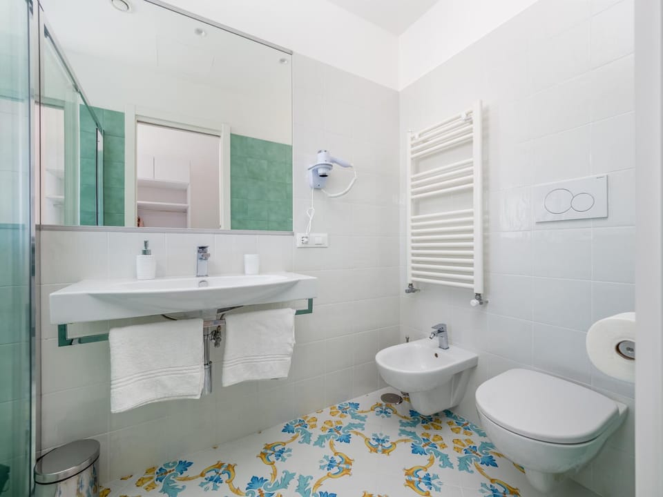 Shower, Toilet, Bathroom, bidet, towels