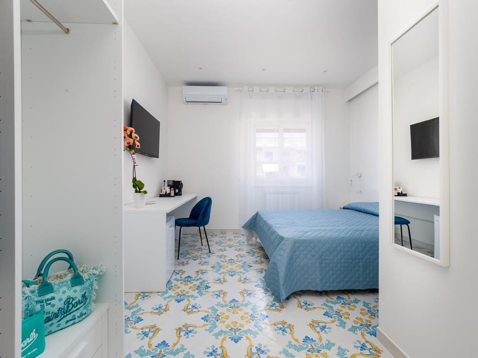 Bed, TV and multimedia, Photo of the whole room, Bedroom, air conditioner