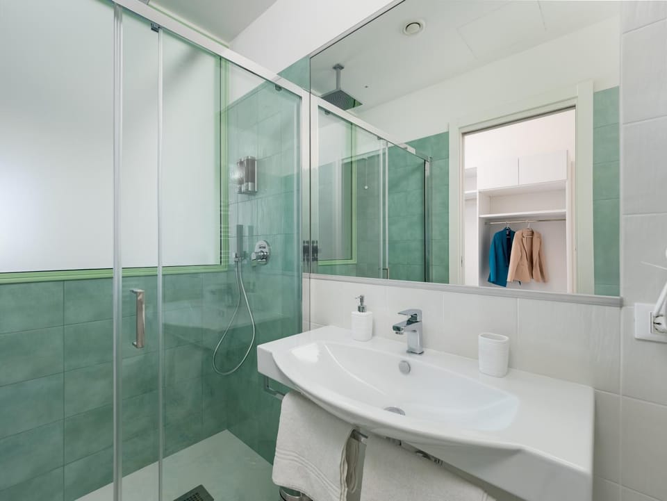 Shower, Bathroom, towels