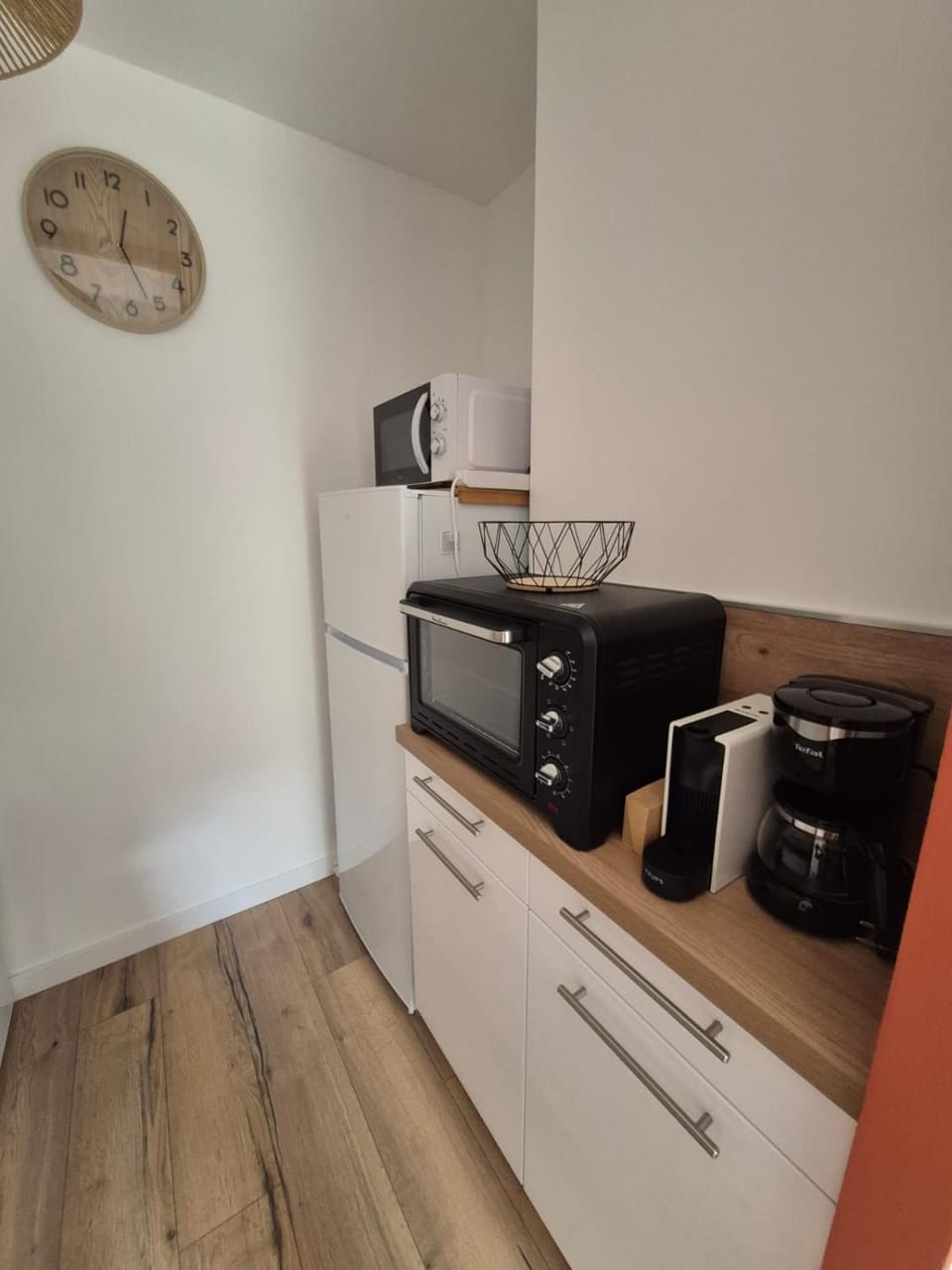 Coffee/tea facilities, Kitchen or kitchenette, stove, toaster