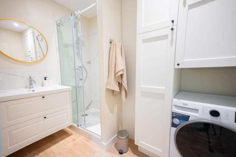 Shower, Bathroom, towels, washing machine