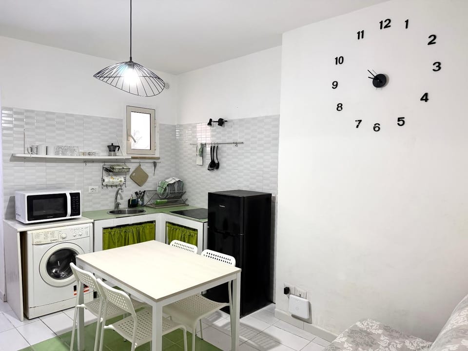 Kitchen or kitchenette, microwave, washing machine