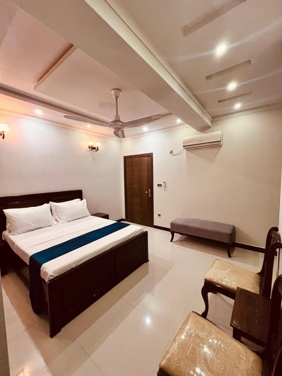 Bed, Living room, Photo of the whole room, Seating area, Bedroom, air conditioner