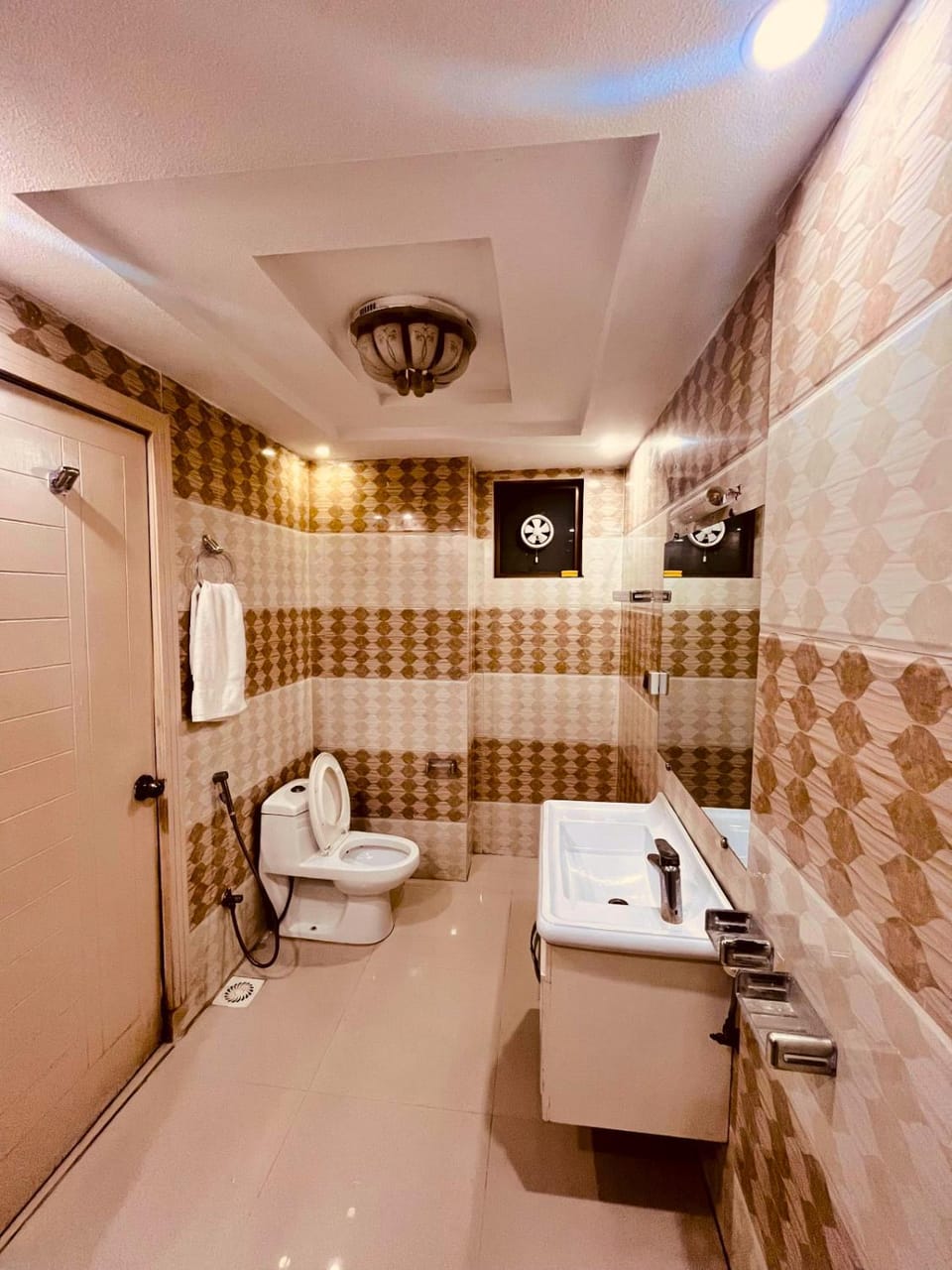 Shower, Toilet, Bathroom, minibar