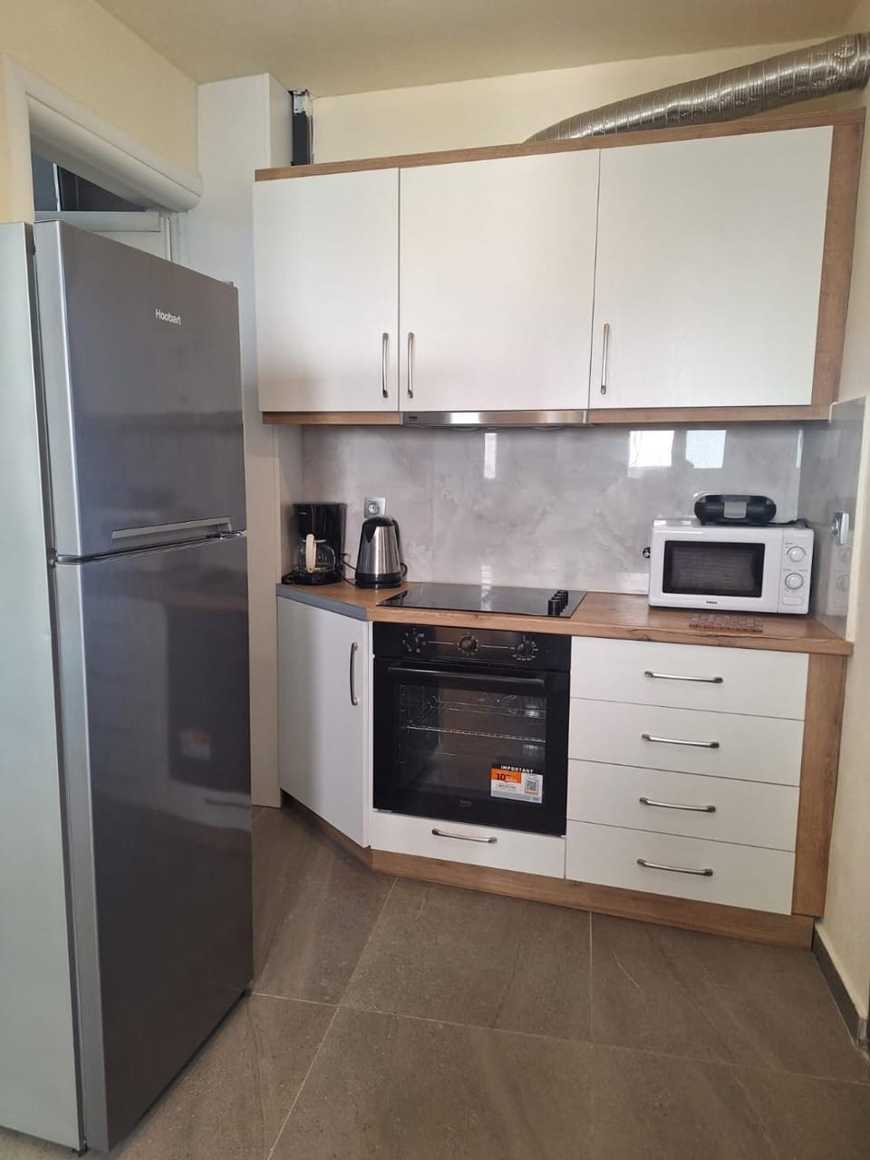 Coffee/tea facilities, Kitchen or kitchenette, minibar, oven, stove, toaster