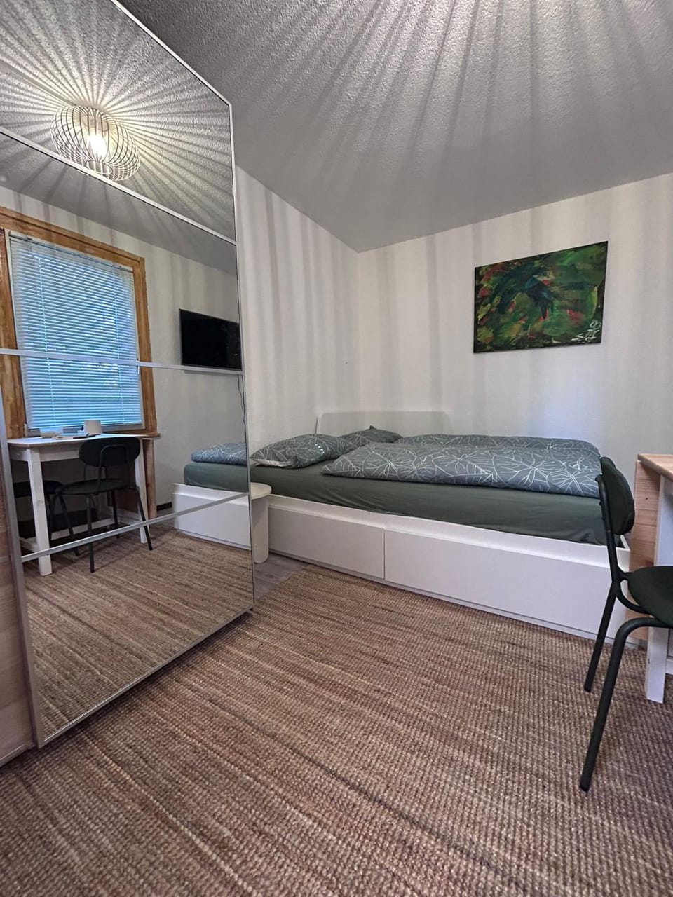 Bed, TV and multimedia, Photo of the whole room, Bedroom