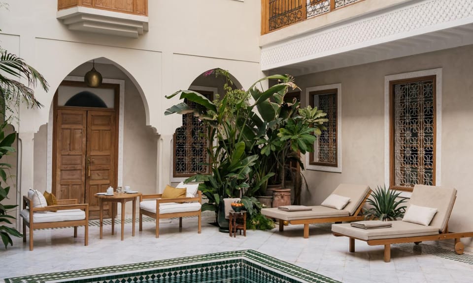 Patio, Swimming pool, sunbed