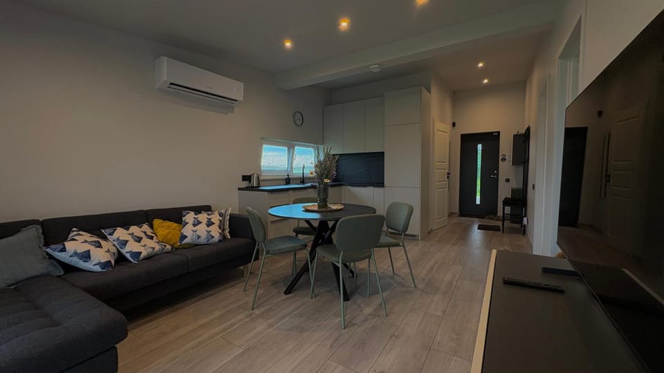 TV and multimedia, Living room, Seating area, Dining area, air conditioner