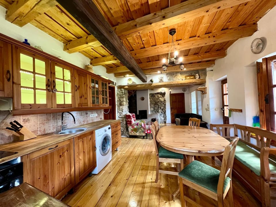 Kitchen or kitchenette, Living room, Seating area, Dining area
