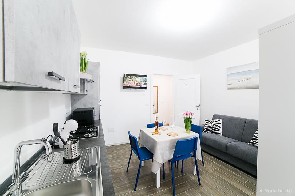 Coffee/tea facilities, Kitchen or kitchenette, Living room, Dining area, microwave