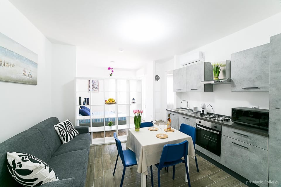 Coffee/tea facilities, Kitchen or kitchenette, Living room, Dining area, microwave, stove