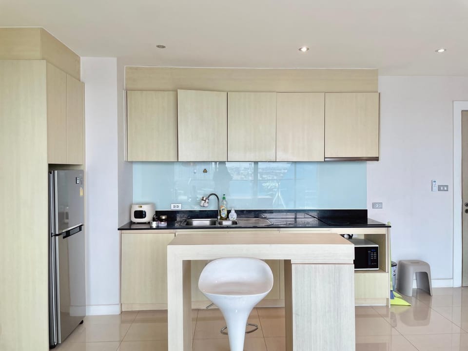 Kitchen or kitchenette, Dining area, stove