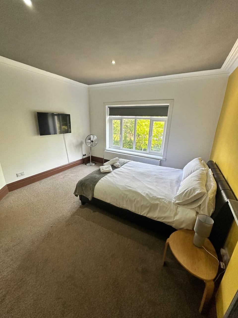 Bed, TV and multimedia, Bedroom, towels