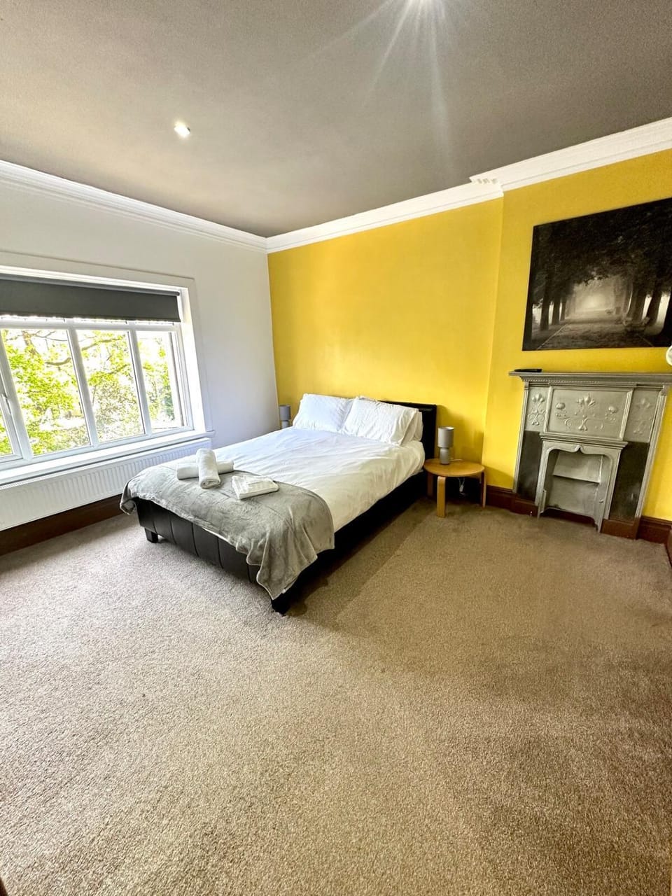 Bed, TV and multimedia, Bedroom, towels
