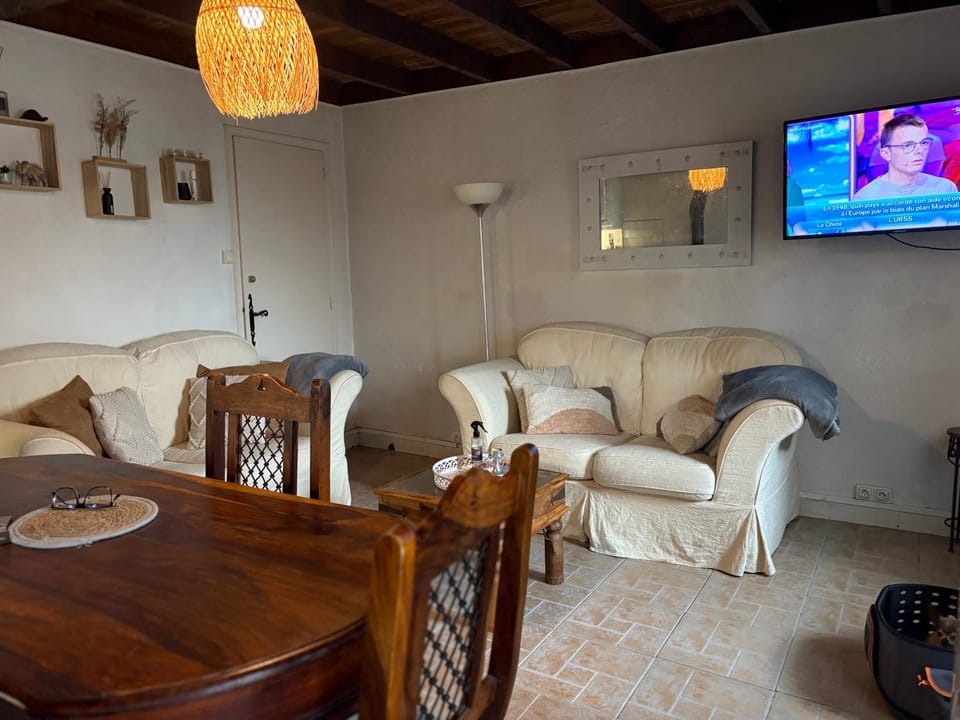 TV and multimedia, Living room, Seating area, Dining area
