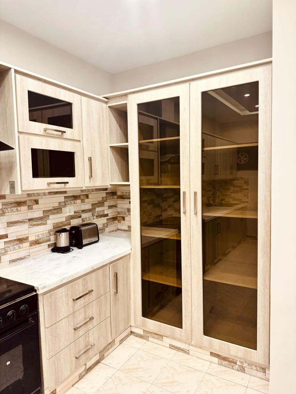 Kitchen or kitchenette, minibar
