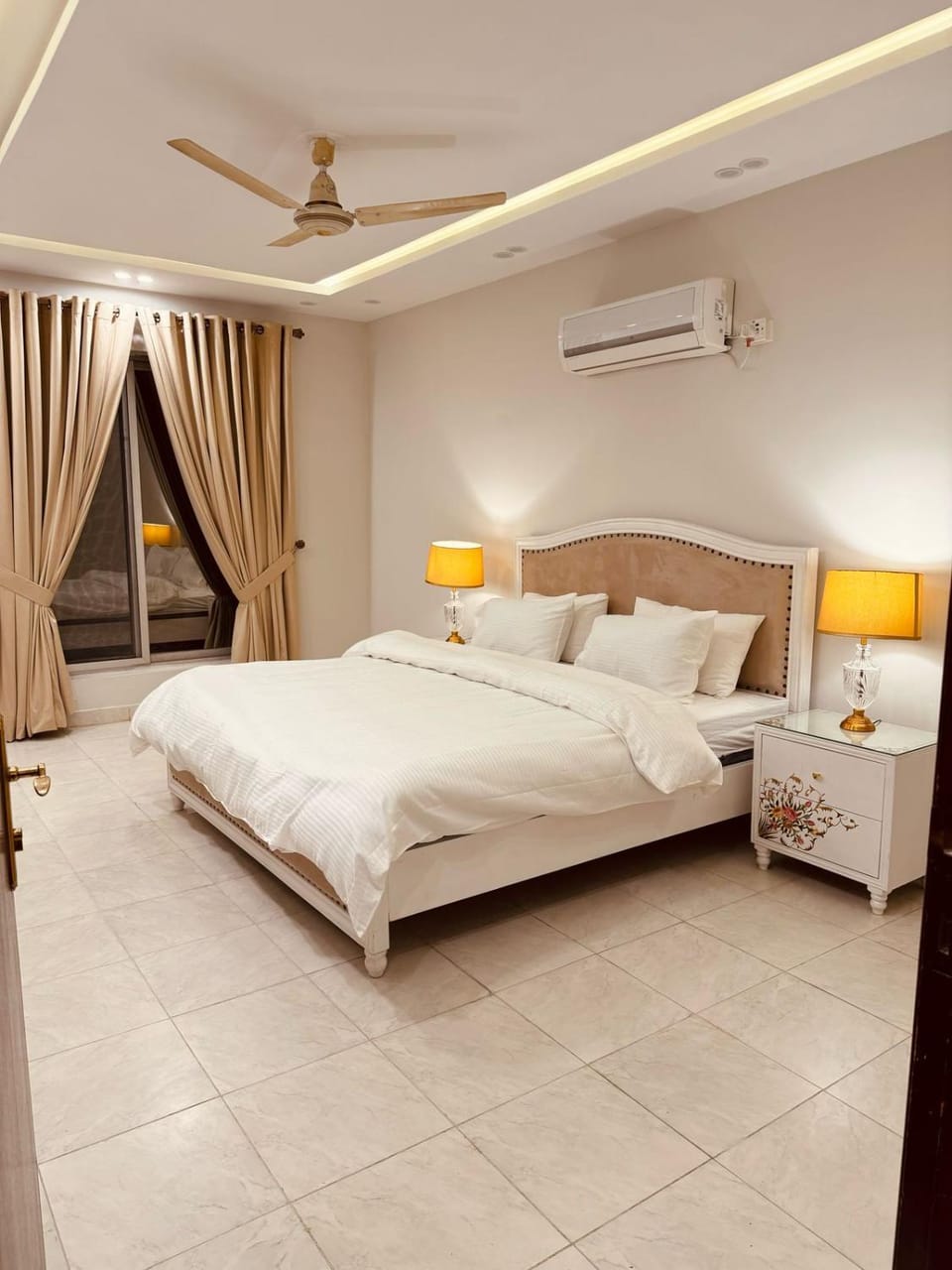 Bed, Photo of the whole room, Bedroom, air conditioner