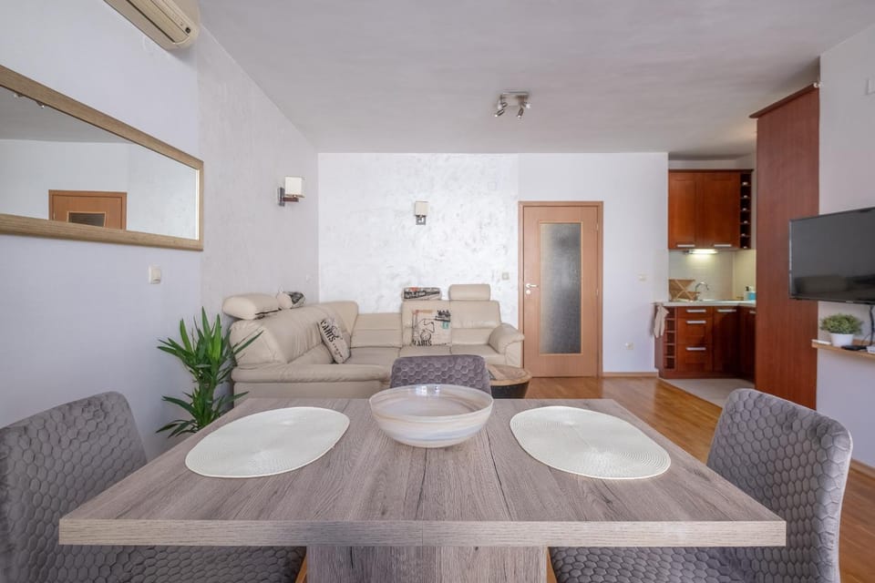 TV and multimedia, Kitchen or kitchenette, Living room, Seating area, Dining area, air conditioner