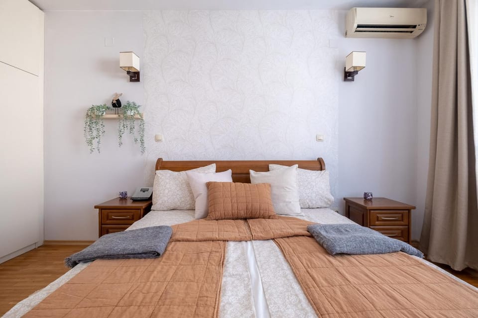 Bed, Bedroom, air conditioner