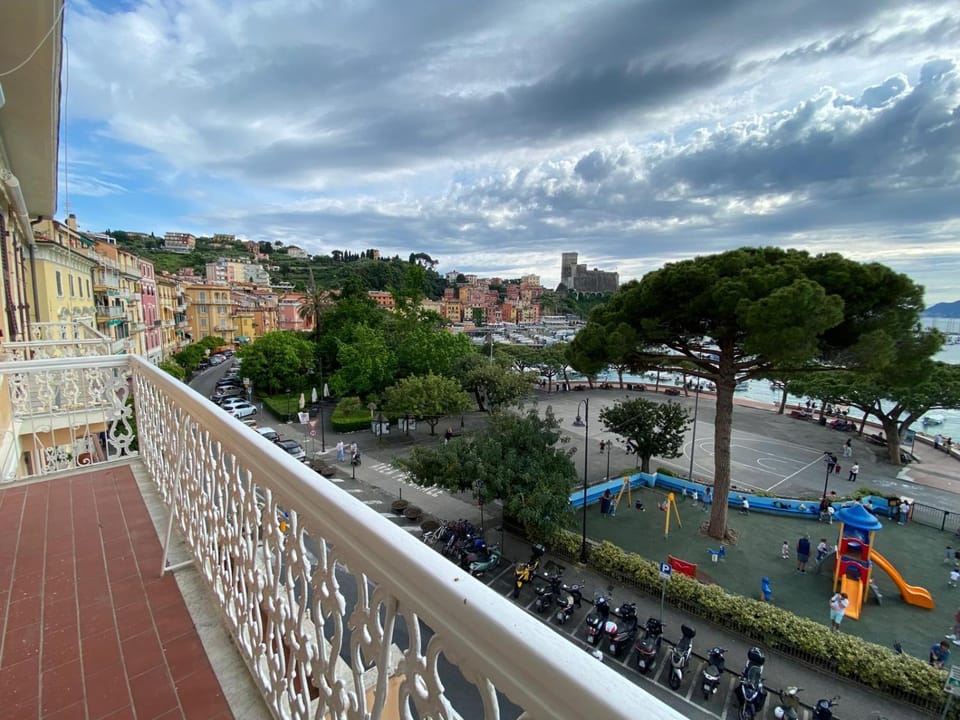 Balcony/Terrace, City view
