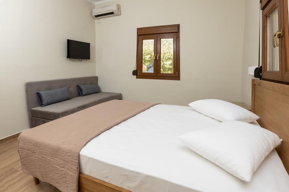 Photo of the whole room, air conditioner