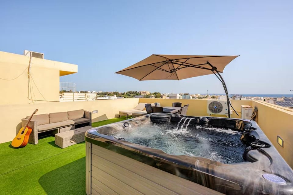 Hot Tub, Pool view, Sea view, Swimming pool, sunbed