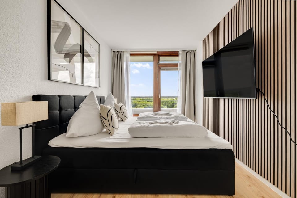 Bed, TV and multimedia, Photo of the whole room, Bedroom, towels
