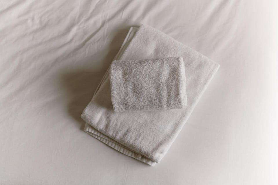 Photo of the whole room, towels