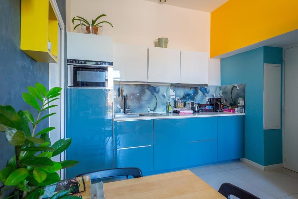 Kitchen or kitchenette, oven, stove