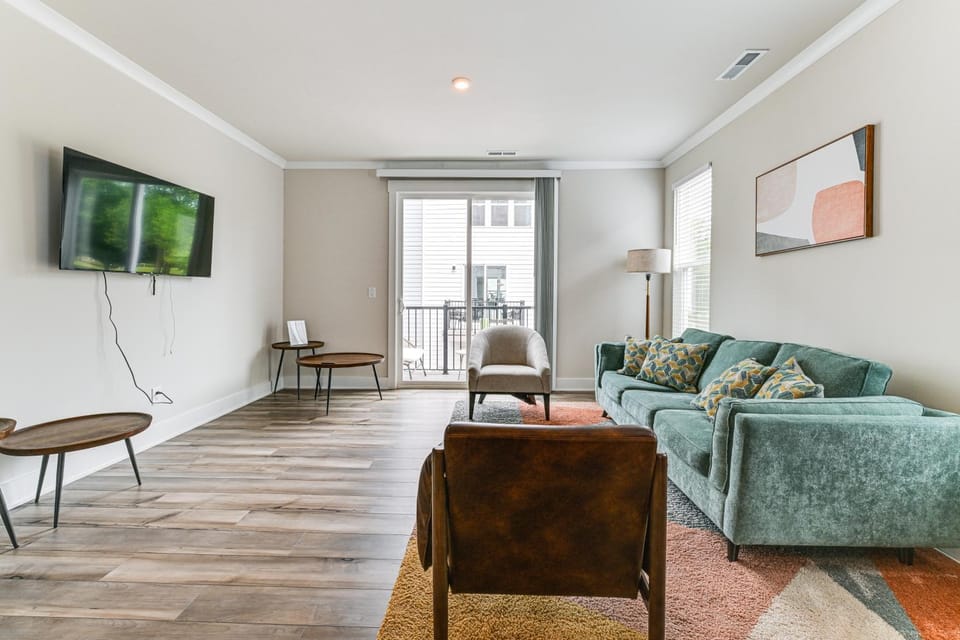 2 Mi to Uptown Charlotte: Townhome w/ Balconies! House in Charlotte