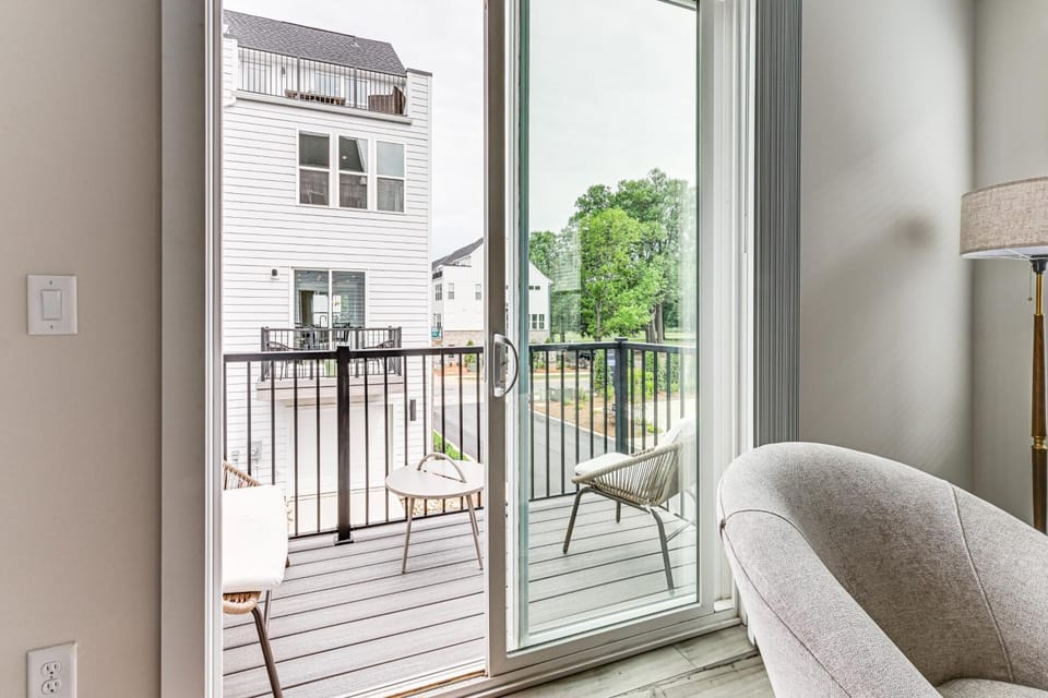 2 Mi to Uptown Charlotte: Townhome w/ Balconies! House in Charlotte