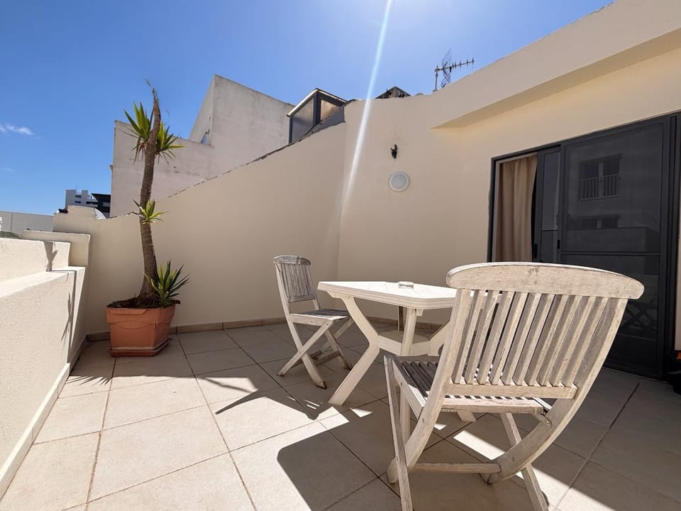 Stylish Studio Penthouse with Side Sea-Views Apartment in Sliema
