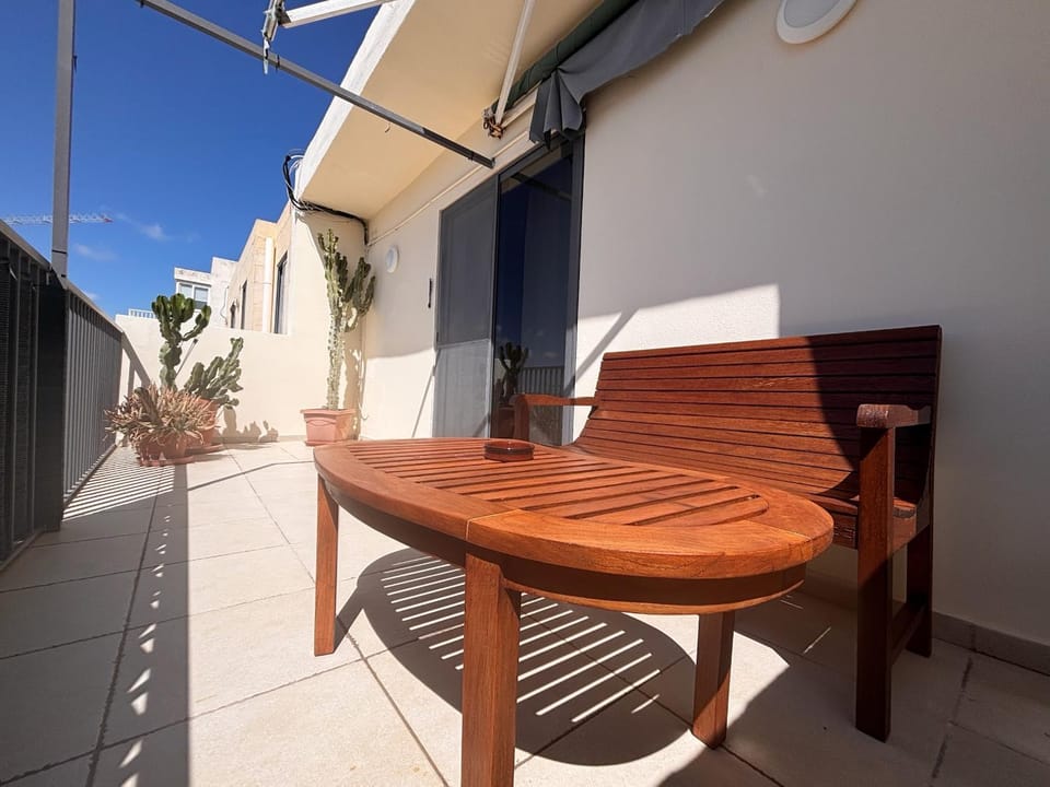Stylish Studio Penthouse with Side Sea-Views Apartment in Sliema