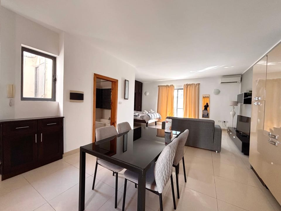 Stylish Studio Penthouse with Side Sea-Views Apartment in Sliema