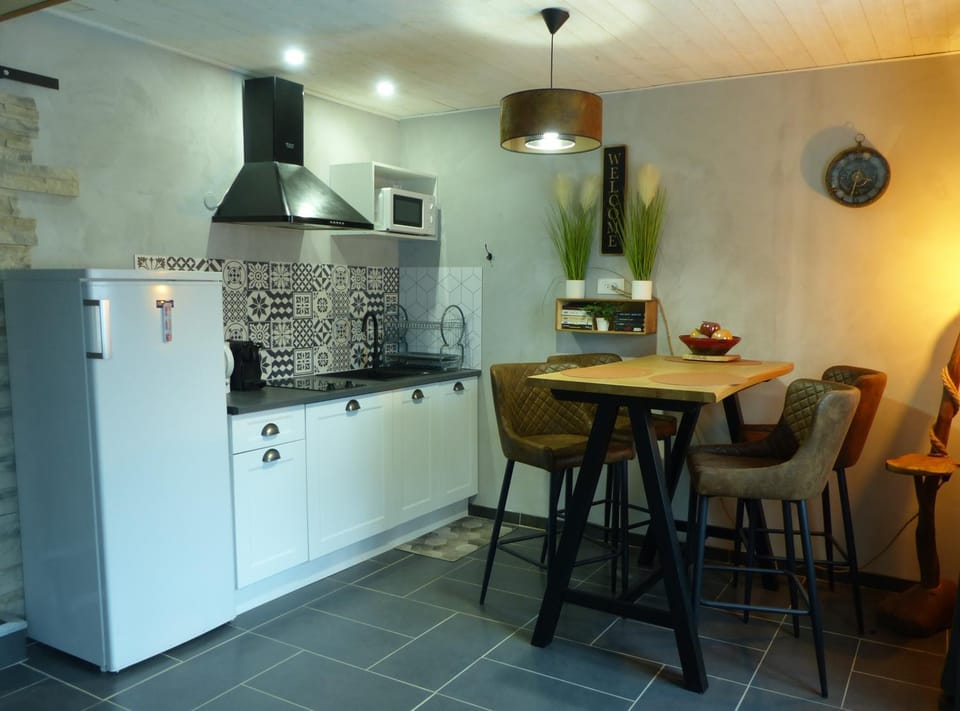 Kitchen or kitchenette, Dining area, stove