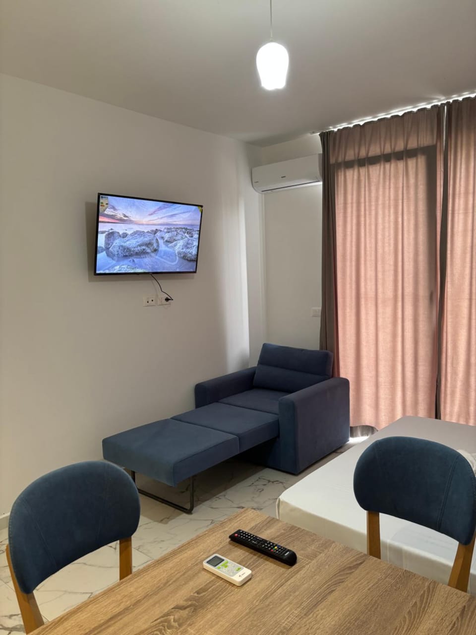 Bed, TV and multimedia, Living room, Seating area, Bedroom