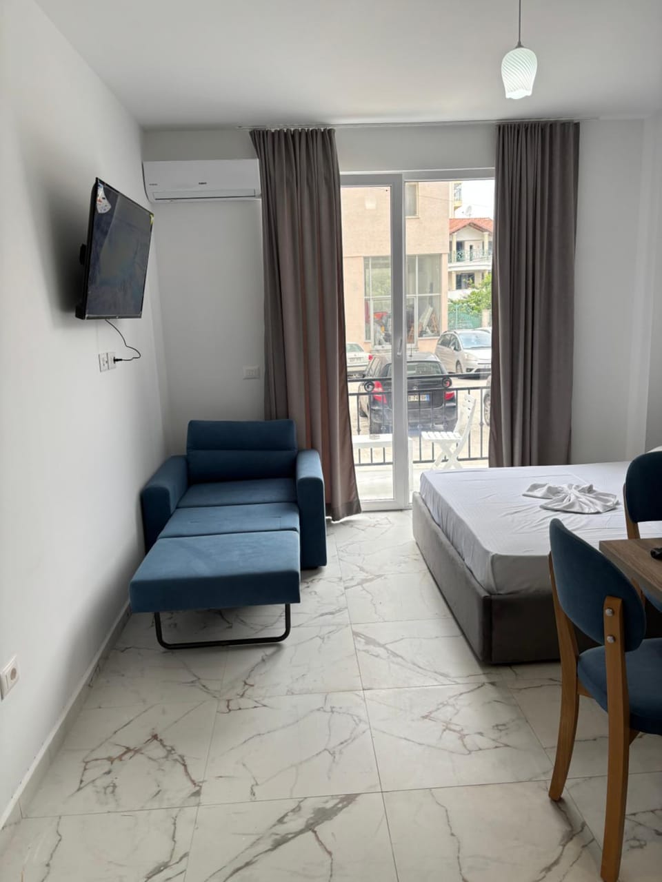 Communal lounge/ TV room, Bed, TV and multimedia, Living room, Photo of the whole room, Seating area, Evening entertainment, Bedroom