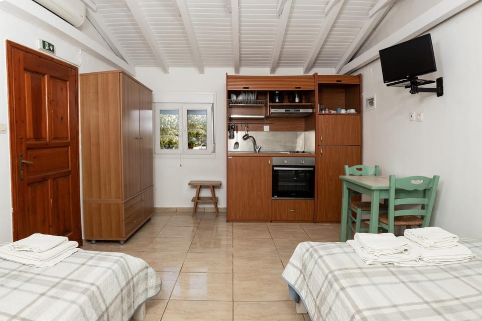 Photo of the whole room, Bedroom, wardrobe
